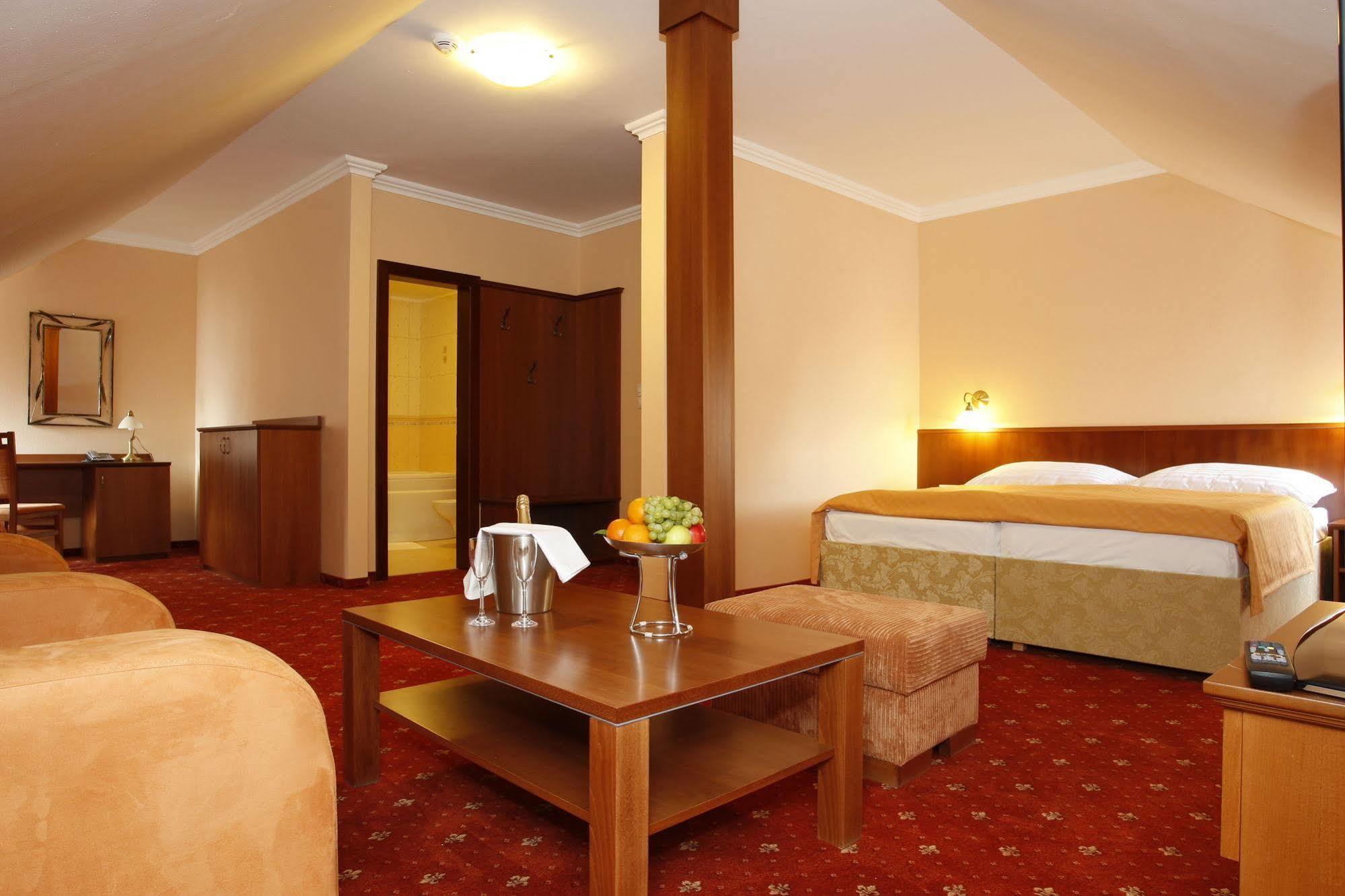 Hotel Majolika Modra Extérieur photo