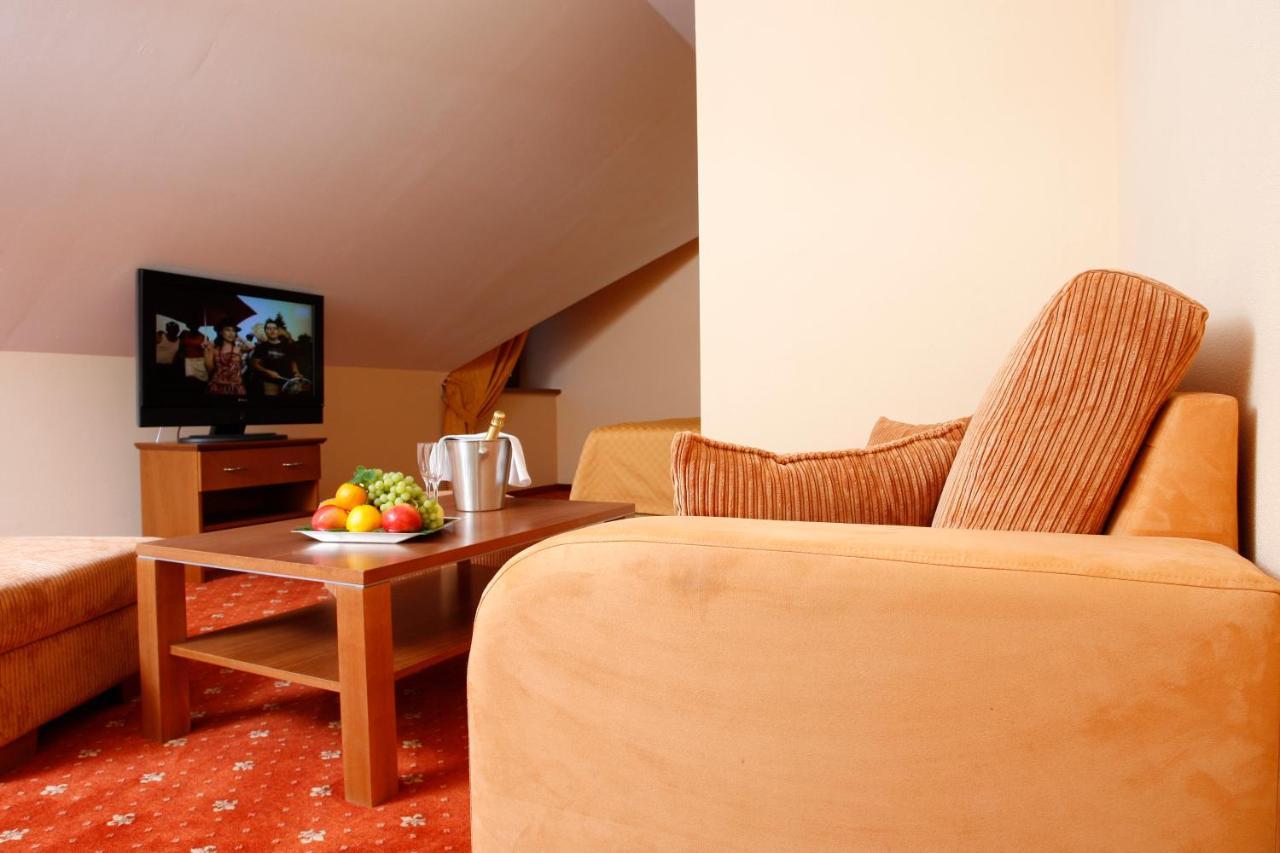 Hotel Majolika Modra Extérieur photo
